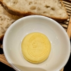 Foto zu Charles Bar at The Excelsior: Butter mit Monogramm