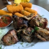 Schweine-Schaschlik mit Kroketten und Satsabeli-Dip