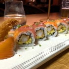 Die Yuki Signature Roll mit frittierter Garnele, Mango und Lachs-Thun-Mantel
