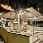 Foto zu La Goccia: Außenansicht bei Nacht.