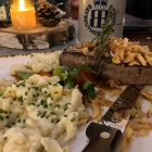 Foto zu Maiers Restaurant - Blau.Weiß.Herzhaft: Schwäbischer Zwiebelrostbraten mit Käsespätzle - gemessen an moderaten 23,90 € unschlagbar gut