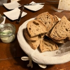 Foto zu Maiers Restaurant - Blau.Weiß.Herzhaft: Brot und Quark