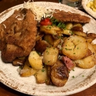 Foto zu Maiers Restaurant - Blau.Weiß.Herzhaft: Schnitzel Münchner Art - Bratkartoffeln leider nicht knusprig