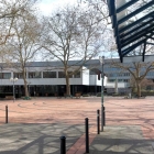 Foto zu Stadtvinothek Wolfsburg: Stadtvinothek im Alvar Aalto Kulturhaus von 1962, Gebäude steht unter Denkmalschutz, Fassade aus weißem Carrara-Marmor