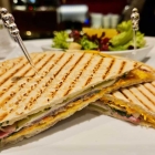 Foto zu Leos Bar im Kastens Hotel Luisenhof: Geröstetes Panini, Pastrami, Cheddar, Schalottenmarmelade