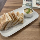 Foto zu Cafe Mila: 17.3.26 Hummus mit Brot