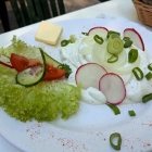 Foto zu Hütte am Hilschweiher: Weißer Käse mit allem Zipp und Zapp