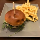 Foto zu Arancini Manufaktur: Burger 100 % Rind mit Parmesansauce und Fritten - qualitativ und geschmacklich gut