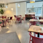Foto zu Café Union: Innenansicht des Bereiches zum Markt hin.