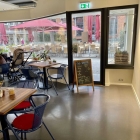Foto zu Café Union: Innenansicht des Bereiches zum Rathaus-Innenhof hin.