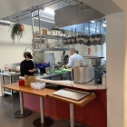 Foto zu Café Union: Die offene Küche im Bistro-Bereich.