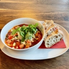 Foto zu Café Union: Aus dem wöchentlichen Mittagsangebot: Levantinischer Fischtopf mit Seefischen, Tomaten, Fenchel und Feta.