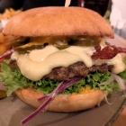 Foto zu Knigges No Name Neulauterburg: Chili Cheese Burger mit Extra-Bacon und Wedges