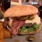 Foto zu Knigges No Name Neulauterburg: Chili Cheese Burger mit Extra-Bacon und Wedges
