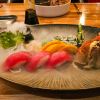 Thunfisch-Nigiri, Kappa Maki und Lachs in Tempura