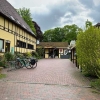 Links Gutsgebäude, geradeaus Restauranteingang