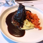 Foto zu C'est la vie: Ochsenbacke mit glasierten Möhren, Kartoffelmousseline und kräftiger Jus