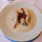 Foto zu C'est la vie: In Kakaobutter konfierte Gambas, Rhabarber-Chutney, Pancetta und Weißweinschaum