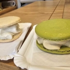 Foto zu Abessa Konditorei & Schokoladenmanufaktur: Eismacaron Pistazie und Vanille. Tolle Idee und sehr lecker!