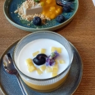 Foto zu Restaurant Pho Heritage: Creamy Mango Dessert (unten) und Silky Jasmin Ice Cream (oben).