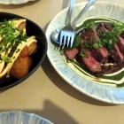Foto zu BomBom Restaurant: Flanka - Flanksteak vom Grill mit Salsa, Joghurt und Kernen