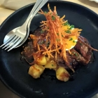 Foto zu BomBom Restaurant: Golden Rind - Bitoque - Rinderrücken  mit Ei, Kartoffeln und Bratensauce - der Klassiker in Szene gesetzt