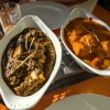 Unsere Hauptgerichte (links Palak Paneer, rechts Chicken Jalfrezi)