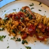 Tagliolini mit Garnelenklein in aromatischer Tomatentunke