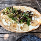 Foto zu Mälzer Mühle: Flammkuchen mit Birne, Ziegenkäse, gerösteten Walnüssen und Honig
