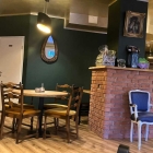 Foto zu The Old Town Eatery: Zwei Tage nach der offiziellen Eröffnung muss noch nicht alles perfekt laufen - Landbier, Guinness und Fritten waren aus, mit diesem Ansturm hatte niemand gerechnet - grundsätzlich aber ein stimmiges Konzept