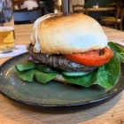 Foto zu The Old Town Eatery: Burger Eatery Classic - geschmacklich soweit okay - das Fleisch sehr fein gewolft, sehr feste Konsistenz - leider hat die Dame des Hauses deutliche Unterschiede zwischen bekannten und unbekannten Gesichtern gemacht und uns nicht zu unserer Meinung befragt