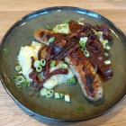 Foto zu The Old Town Eatery: Oldtown Bangers - Bratwürste (Bratwurst) auf Kartoffelstampf mit aromatischer Guinness-Zwiebeljus - geschmacklich und qualitativ sehr gut, die Jus wunderbar geschmacksintensiv - heiß serviert wäre dieses Gericht top