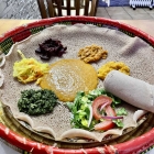 Foto zu Injera Eritrean und Ethiopian Restaurant: Vegane Komposition auf Injera-Brot.