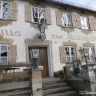 Foto zu Gasthaus Zur Moosmühle: links neben dem Eingang befindet sich der Parkplatz