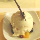 Foto zu Millé: Eiskugel auf Obstsalat