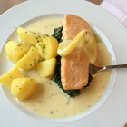 Foto zu Burghotel Ad Sion: Lachsfilet (14.50 €) auf feinem Blattspinat mit Salzkartoffeln