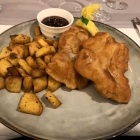 Foto zu Essen'z Restaurant am Jägerhaus: Wiener Schnitzel vom Kalbsrücken in Butter gebacken - diesmal ordentlich souffliert