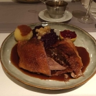 Foto zu Essen'z Restaurant am Jägerhaus: Landgans mit reichlich guter Jus im Extra-Schälchen - mittlerweile 39,- € - preiswert = den Preis wert