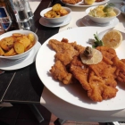 Foto zu Bistro Rive · Fish and Faible: Wiener Schnitzel mit Bratkartoffeln und Kartoffel-Gurken-Salat
