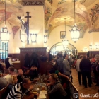 Foto zu Hofbräuhaus: Hofbräuhaus München, Foto eines Innenraumes!