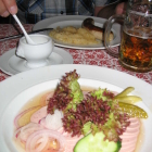 Foto zu Hofbräuhaus: bayrischer Wurstsalat und Rostbratwurst mit Sauerkraut