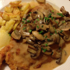 Foto zu Wasserliescher Hof Speisegaststätte: Rahm-Schnitzel mit Bratkartoffeln