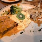 Foto zu Restaurant Sto Castello: Der Castello-Spieß (Schweinelende, Putensteak, Rinderfilet) mit drei verschiedenen Saucen