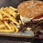 Foto zu Gasthaus Zum Schleffer: 29.10.25: Hasans Spezialburger mit geschmolzenem Blauschimmelkäse. Sehr lecker.