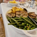 Foto zu Zur Ochtumbrücke: Schweinefilet mit Pilzen, grünen Bohnen, Bratkartoffeln und Sauce Bearnaise