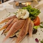 Foto zu Zur Ochtumbrücke: Räucheraalfilet auf Vollkornbrot mit Butter