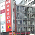 Foto zu Maredo Steakhouse Millerntor: Außenbereich des Maredos am Millerntorplatz mit großer Anzeigetafel!