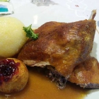 Foto zu Schwarzes Roß Gasthof: Gans mit Klößen u. Rotkraut zu 21€