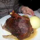 Foto zu Schwarzes Roß Gasthof: Gans mit Klößen u. Rotkraut 2016