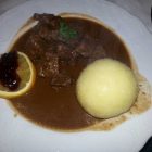 Foto zu Schwarzes Roß Gasthof: Wildgulasch mit Klößen und Rotkraut